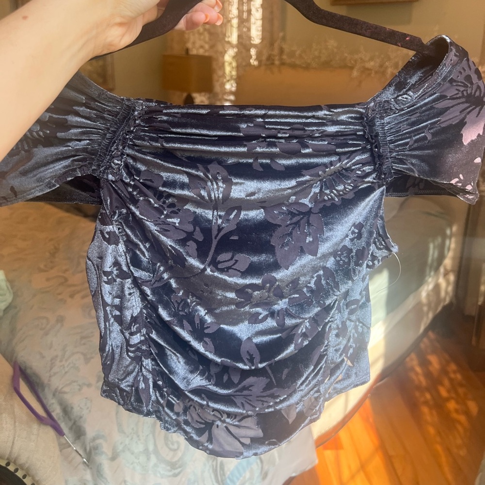 Free People Joni Off Shoulder Velvet Crop Top in Gray Velvet Size XS | NWOT